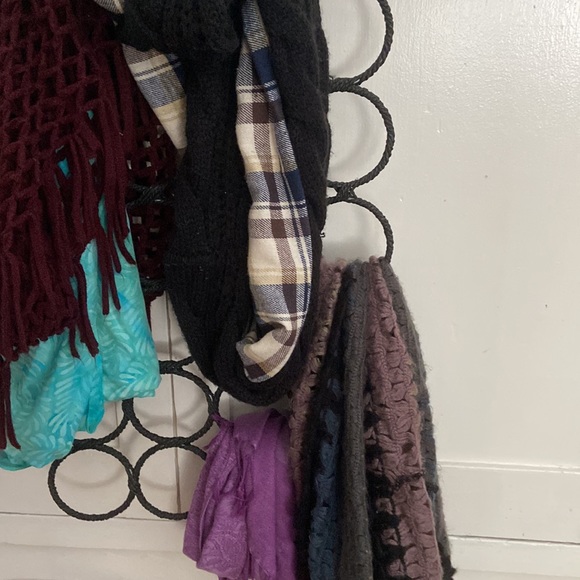 Scarf holder and multiple scarfs to add to it - Picture 2 of 2
